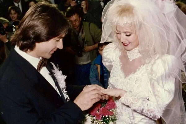 Pročitajte više o članku Lepa Brena i Boba Živojinović slave 30. godišnjicu braka, pogledajte kako je izgledalo vjenčanje