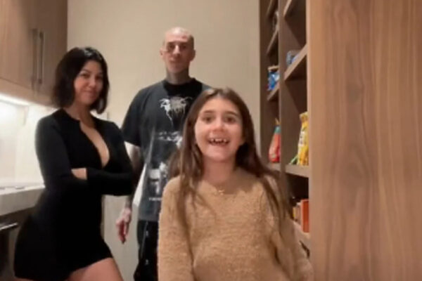 Pročitajte više o članku Kourtney Kardashian sa Travisom i kćerkom snimila TikTok video uz narodnjake bh. pjevača Fazlije