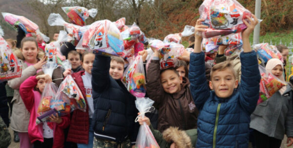 Pročitajte više o članku Djeca iz Potočara dobila paketiće i po 20 KM: Obradovao ih Kemal iz Amerike