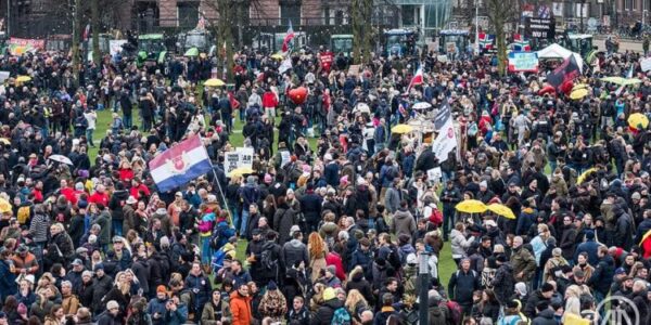 Pročitajte više o članku Holandija: Hiljade ljudi na protestima protiv ograničenja zbog koronavirusa