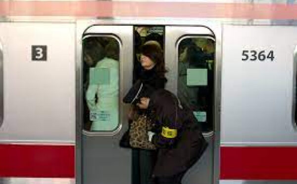 Pročitajte više o članku U Japanu postoje ljudi koji su zaduženi da putnike guraju u voz