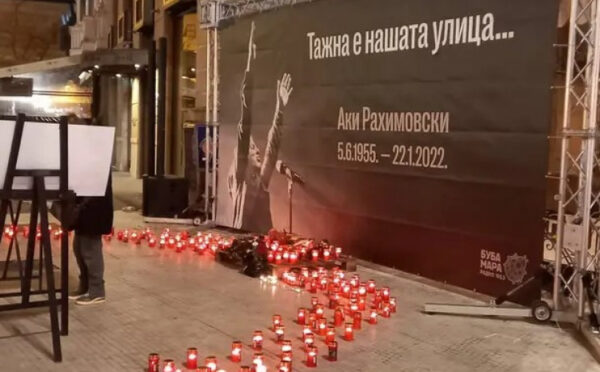 Pročitajte više o članku U Skoplju palili svijeće za Akija, na trgu svirali njegove pjesme
