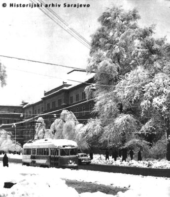 Pročitajte više o članku Kako su nekad izgledale zime u Sarajevu: Debeli sloj snijega i sankanje u mahalama