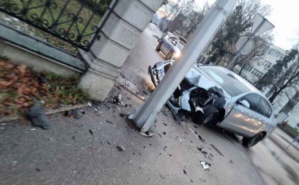 Pročitajte više o članku Nesreća u Banjoj Luci: Vozač izgubio kontrolu i udario u ogradu crkvenog dvorišta