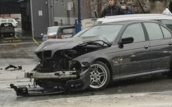 Pročitajte više o članku U Srbiji vozilo prešlo u suprotnu traku i direktno udarilo u kombi