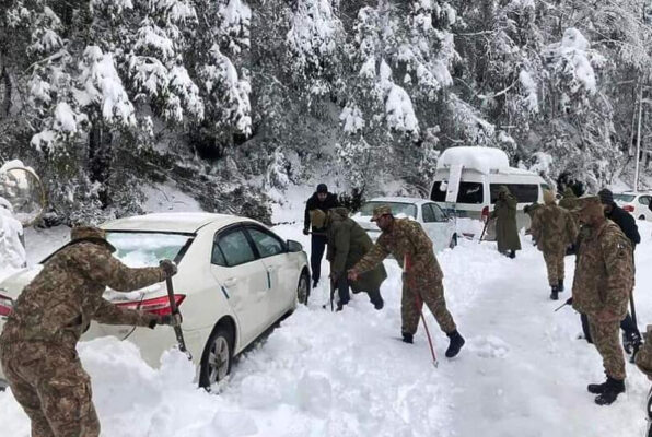Pročitajte više o članku Snježno nevrijeme u Pakistanu zarobilo više od 1.000 vozila, poginula najmanje 21 osoba