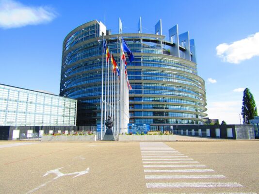 Pročitajte više o članku Izglasan europski Akt o digitalnim uslugama: ide se u regulativu platformi i ciljanih oglasa