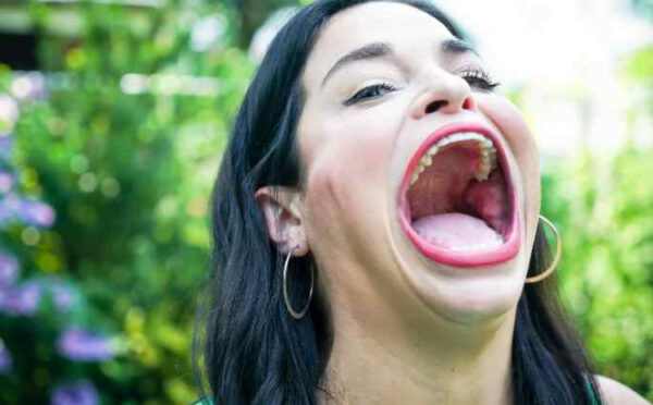 Pročitajte više o članku Žena s najvećim ustima na svijetu: Može staviti tri krofne istovremeno