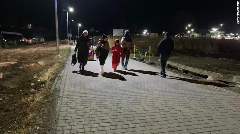 Pročitajte više o članku Ukrajinci masovno bježe: Na granici čekaju više od 60 sati