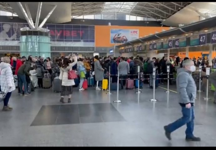 Pročitajte više o članku Gužve na aerodromu u Kijevu: Ukrajinu napuštaju strane diplomate, zaposlenici…