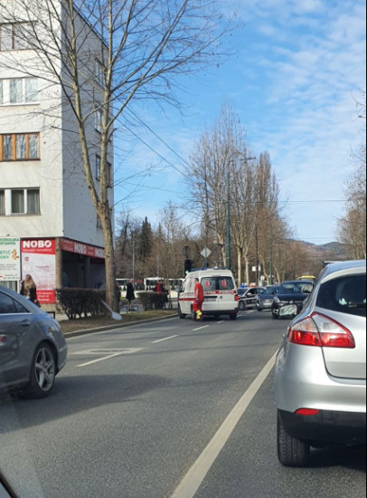Pročitajte više o članku Automobil udario pješaka u Alipašinoj ulici: Hitno prevezen u bolnicu