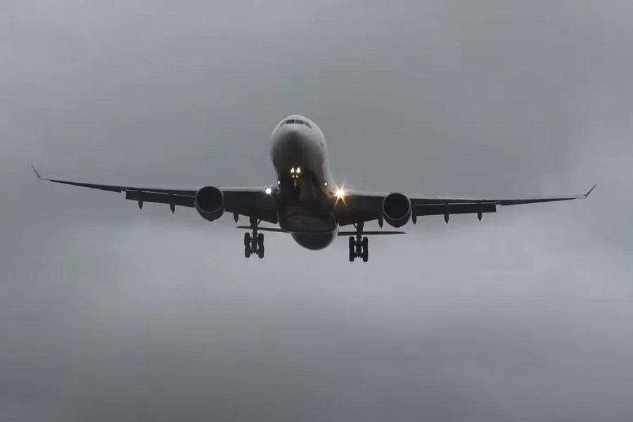 Pročitajte više o članku Direktan prijenos slijetanja aviona u London postao je viralan tokom snježne oluje (VIDEO)