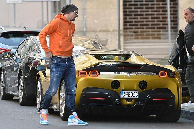 Pročitajte više o članku Ibrahimović provozao svoj zlatni Ferrari i izazvao pažnju cijelog Milana