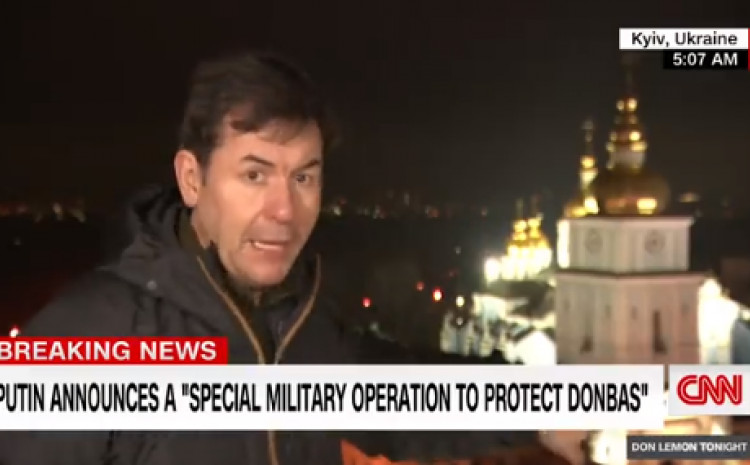 Pročitajte više o članku Reporter CNN-a javljao se iz Kijeva kad je začuo eksplozije: Odjenuo pancirku i stavio kacigu na glavu te nastavio izvještavati