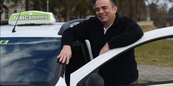 Pročitajte više o članku Taksista pronašao 90.000 kuna u svom vozilu: Evo šta je uradio…