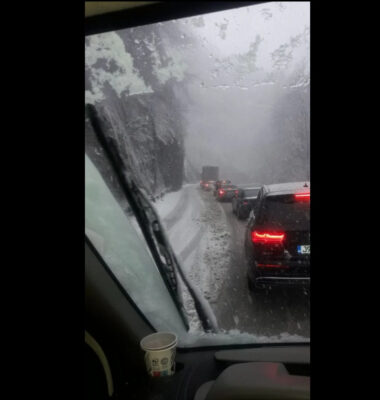 Pročitajte više o članku Olujno nevrijeme zahvatilo veći dio BiH, snijeg izazvao saobraćajni kolaps