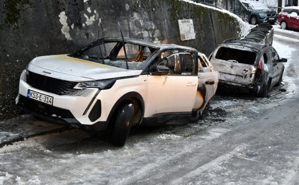 Pročitajte više o članku Sarajevo: Dva automobila potpuno izgorjela na Jezeru