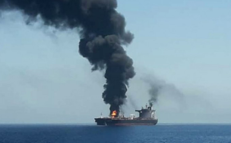 Pročitajte više o članku U neutralnim vodama Crnog mora projektilom pogođen brod: Dvije osobe teško povrijeđene