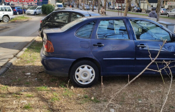 Pročitajte više o članku Mostar: Naplata parkinga izazvala haos, automobile ostavljaju na travi