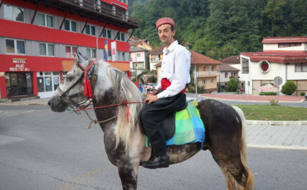 Pročitajte više o članku Idriz Halilović sve radi na starinski način: U lov i na bajramske namaze ide na konju