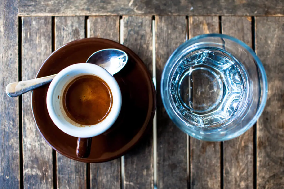 Pročitajte više o članku Šta će se desiti ako poslije kafe popijete čašu vode?