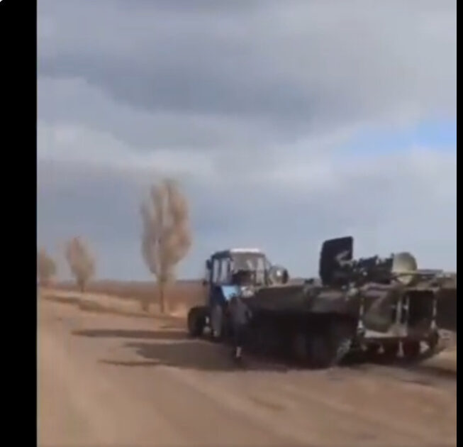 Pročitajte više o članku Da li je ukrajinski civil na traktoru ukrao rusko oklopno vozilo? (VIDEO)