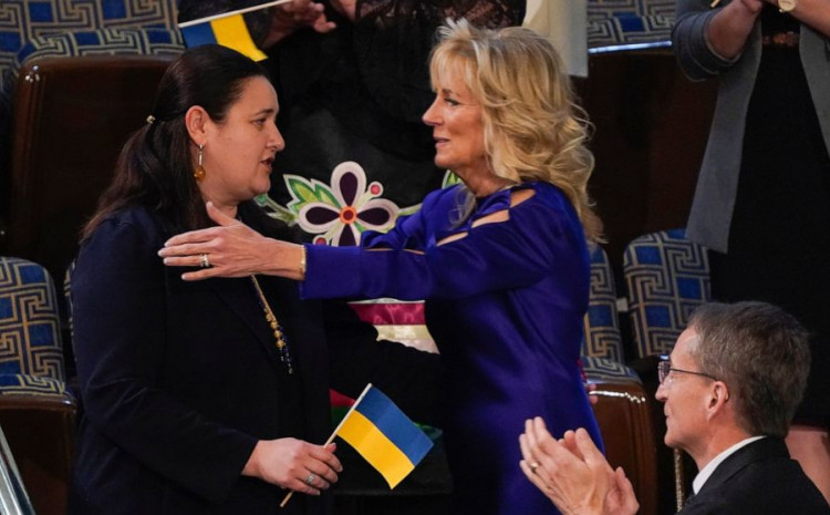 Pročitajte više o članku Džil Bajden na haljini nosila izvezen simbol Ukrajine i poslala jasnu poruku podrške