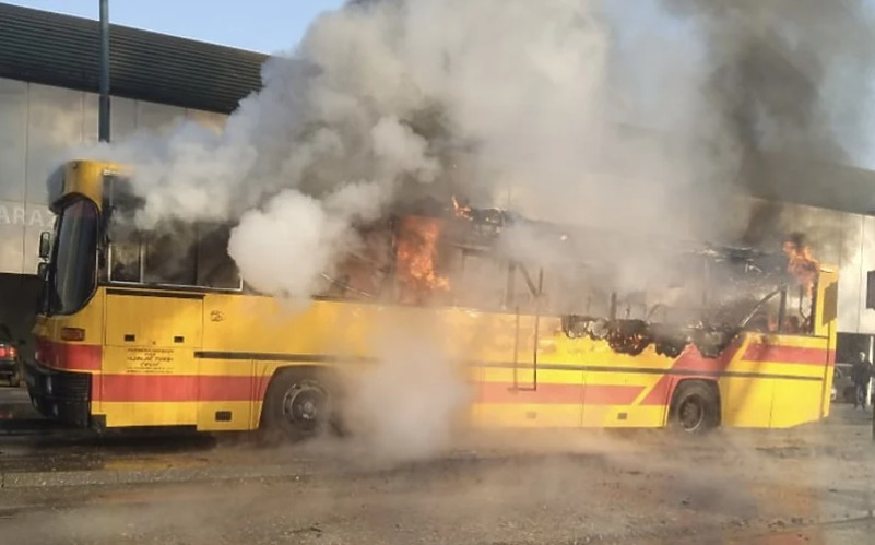 Pročitajte više o članku Izgorio autobus u Lukavcu, oštećeno i nekoliko automobila