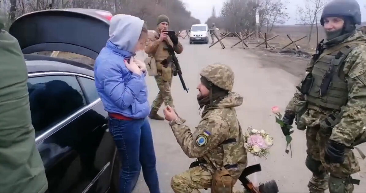 Pročitajte više o članku NEVJEROVATNA PROSIDBA! Ukrajinski vojnik u paklu rata odlučio zaprositi djevojku (VIDEO)