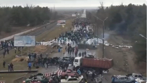 Pročitajte više o članku VIDEO: Ukrajinski civili blokiraju put do grada Energodara