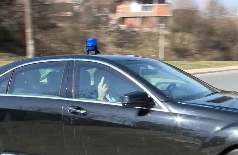Pročitajte više o članku Dodik iz automobila pokazao srednji prst novinarima