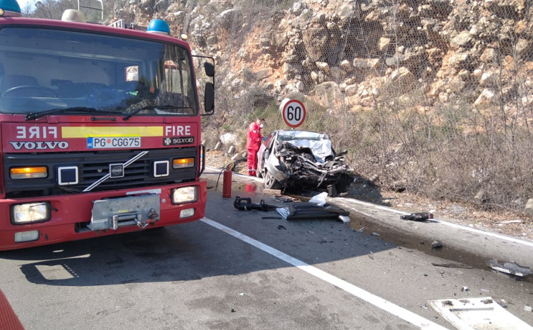 Pročitajte više o članku Teška saobraćajna nesreća u Crnoj Gori, dvoje poginulih