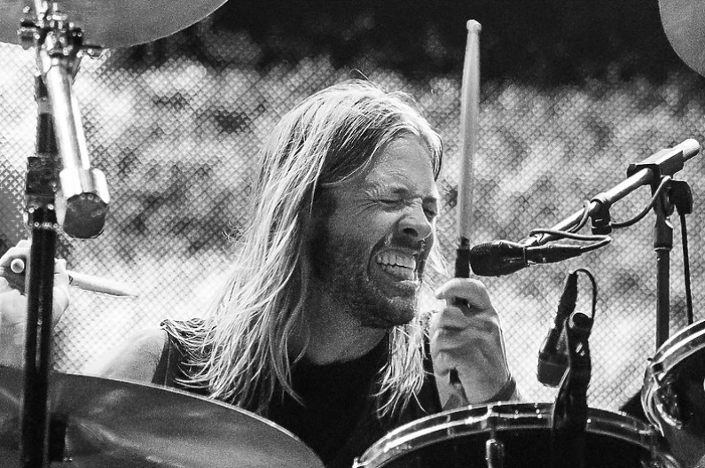 Pročitajte više o članku Iznenada preminuo Taylor Hawkins, bubnjar legendarne rock grupe Foo Fighters
