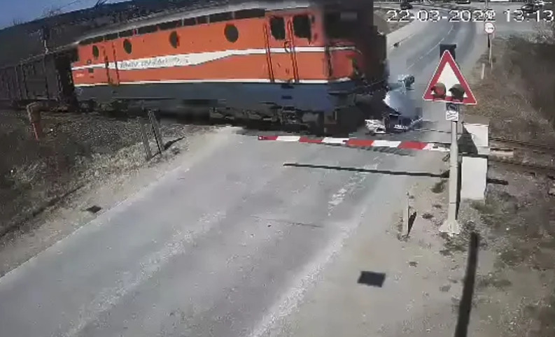 Pročitajte više o članku Pogledajte VIDEO: Stravičan sudar teretnog voza i automobila kod Doboja