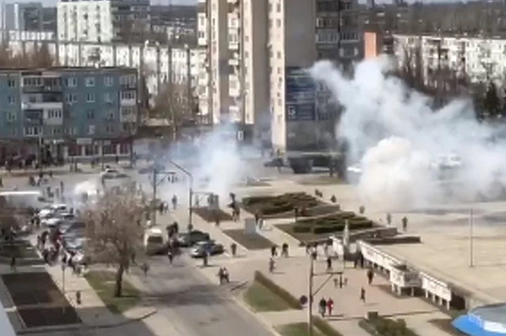 Pročitajte više o članku Pucnjavom i eksplozijama ruska vojska rastjerala demonstrante u ukrajinskom gradu