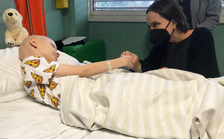 Pročitajte više o članku Duboko dirnuta Anđelina Đoli posjetila bolesnu djecu iz Ukrajine u rimskoj bolnici