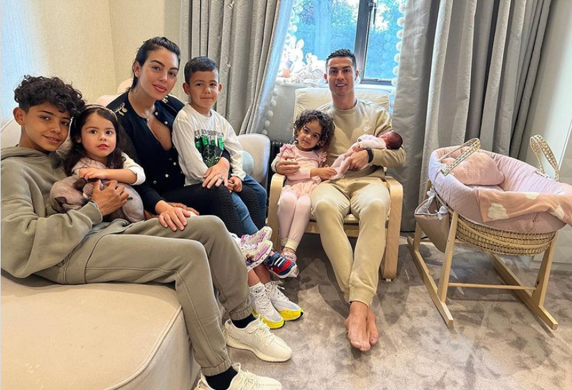 Pročitajte više o članku Ronaldo objavio prvu fotografiju s novorođenom djevojčicom nakon što mu je tragično preminuo sin