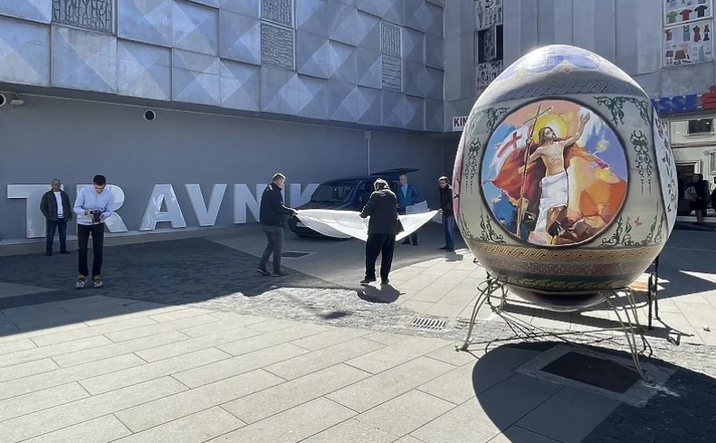 Pročitajte više o članku Jaje od 2,64 metra visine postavljeno u Travniku, najveće na prostoru bivše Jugoslavije