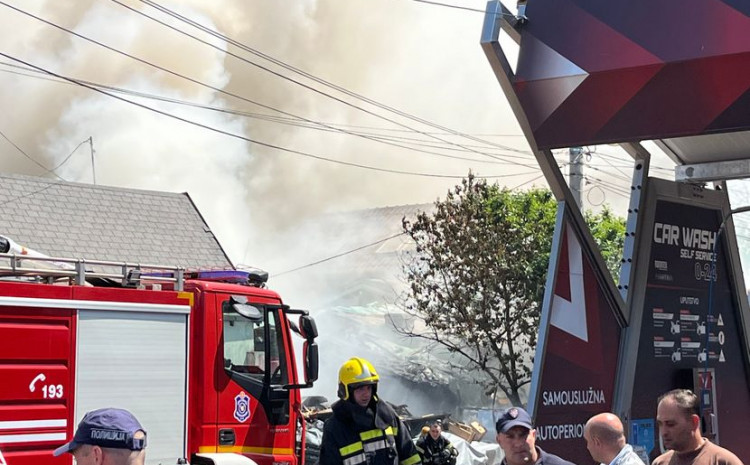 Pročitajte više o članku U velikom požaru u Beogradu jedna osoba smrtno stradala