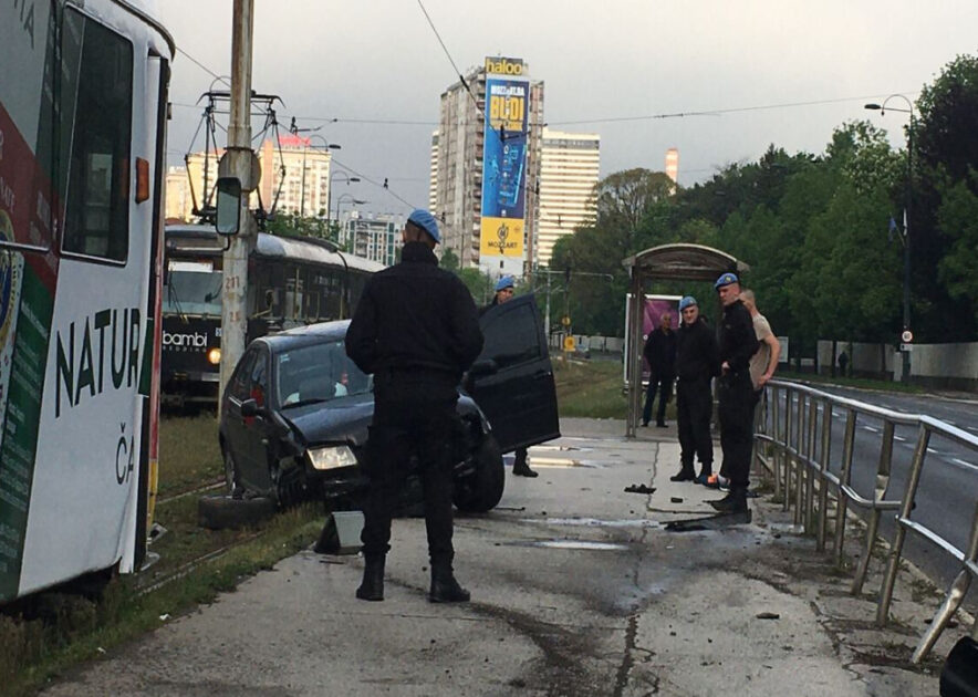 Automobil se zabio u tramvajsku stanicu