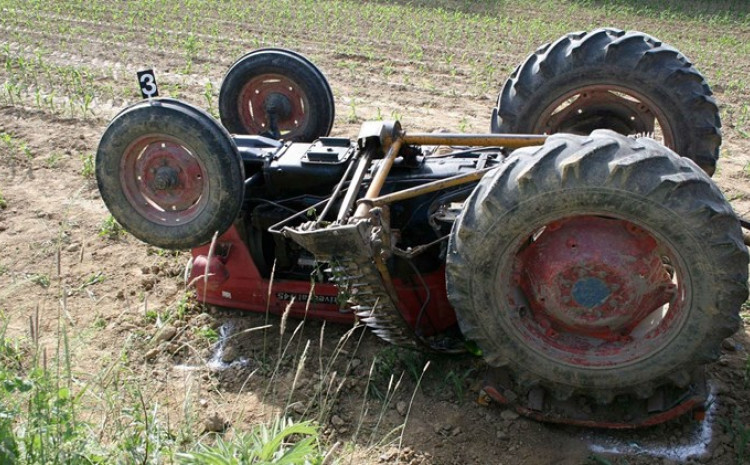 Pročitajte više o članku Muškarac poginuo u slijetanju traktora