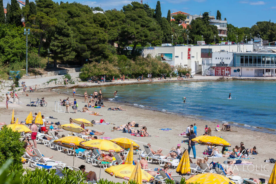 Pročitajte više o članku Split – Dvije kafe i vode na plaži nevjerovatnih 25 KM