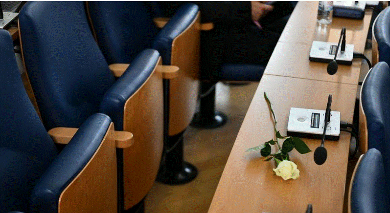 Pročitajte više o članku Emotivan trenutak u Skupštini KS: Na mjestu gdje je sjedila Segmedina ostavljena ruža