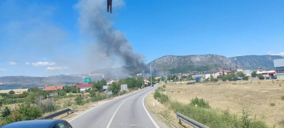 Pročitajte više o članku Drama kod Mostara: Požar u blizini privrednih objekata, vatrogasci na terenu