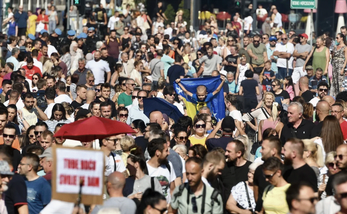 Pročitajte više o članku Protesti u Sarajevu: Građani iznose svoje zahtjeve i probleme, odjekuju zvižduci