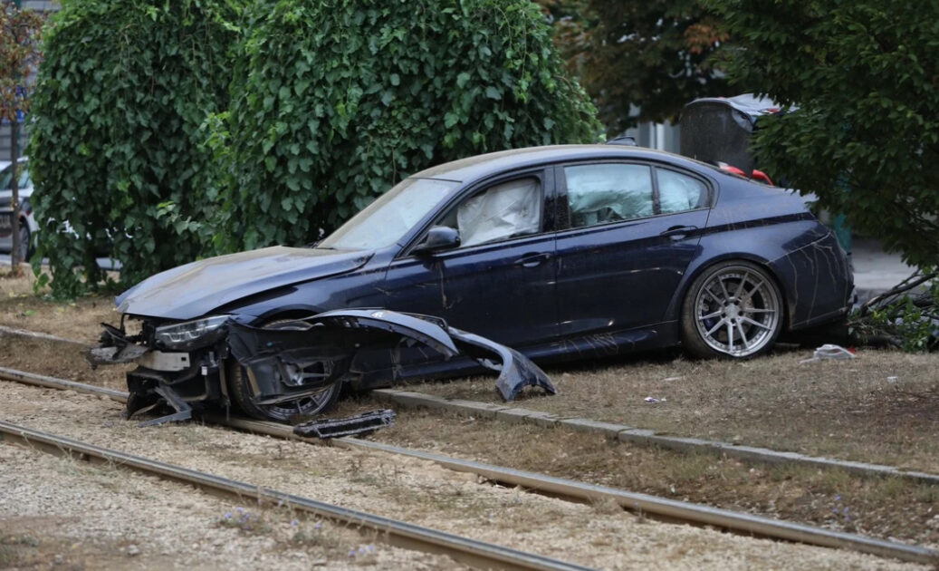 Pročitajte više o članku Dolac Malta – automobil oborio stablo i završio na tramvajskim šinama