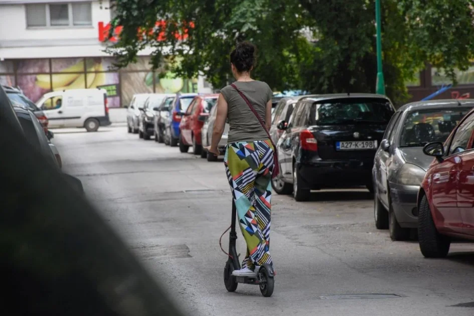 Pročitajte više o članku Policija u Sarajevu kažnjava vozače romobila koji voze trotoarom