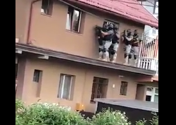 Pročitajte više o članku VIDEO: Specijalci ulaze u kuću gdje je muškarac bio zatočen – Švrakino Selo