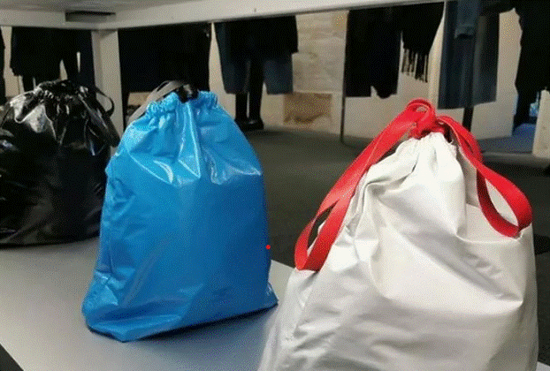 Pročitajte više o članku Balenciaga prodaje vreće za smeće po vrtoglavoj cijeni