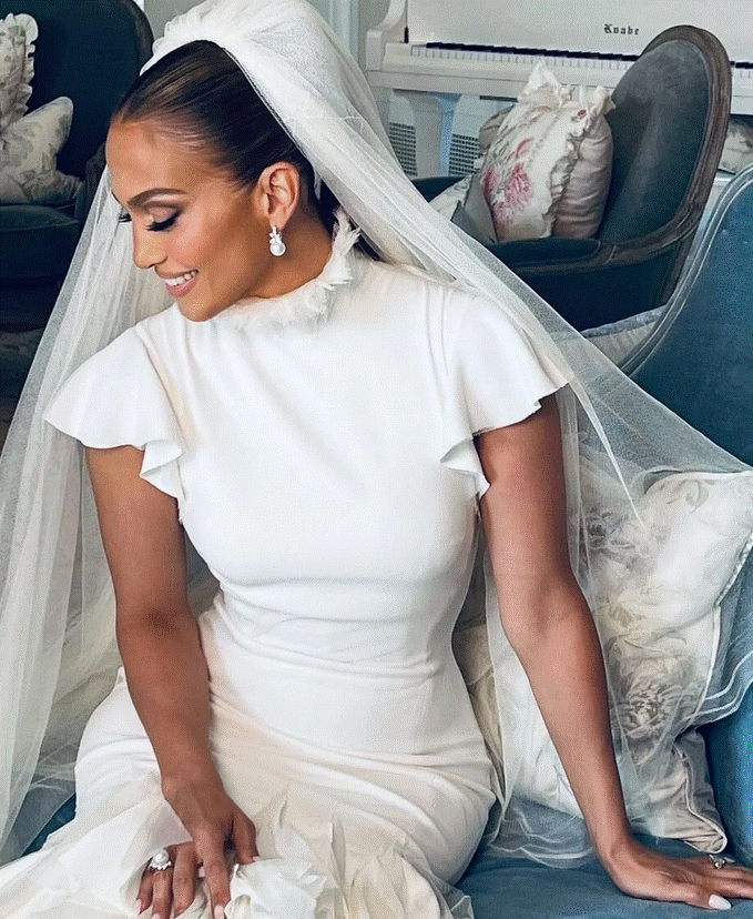Pročitajte više o članku Pogledajte tri bajkovite vjenčanice koje je Jennifer Lopez pronosala na dan svog vjenčanja